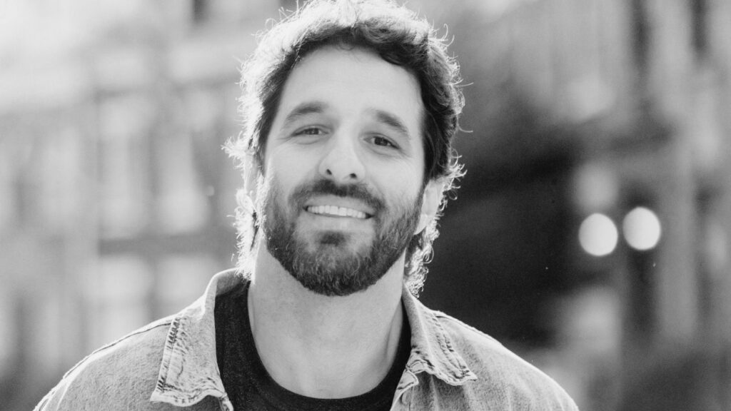 Rafi Bastos: Κατακτώντας ένα Unfamiliar Territory με γέλιο