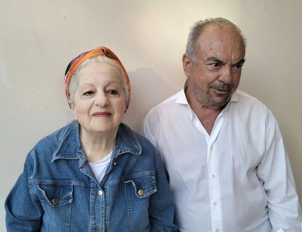 «Stand-upάντεχα»: Η Ελένη Γερασιμίδου και ο Αντώνης Ξένος αλλάζουν ταυτότητες επί σκηνής